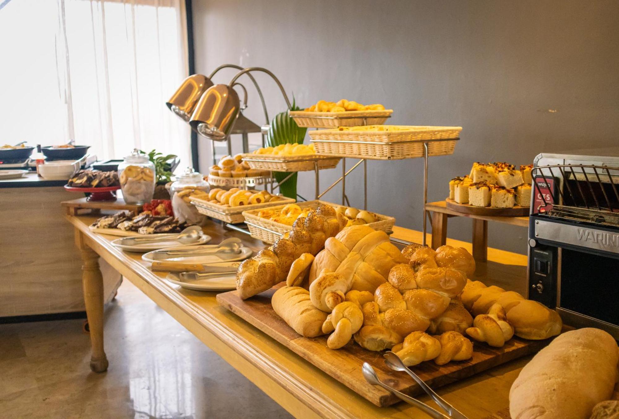 Hotel Caribe By Faranda Grand, A Member Of Radisson Individuals Cartagena Eksteriør billede A bread buffet