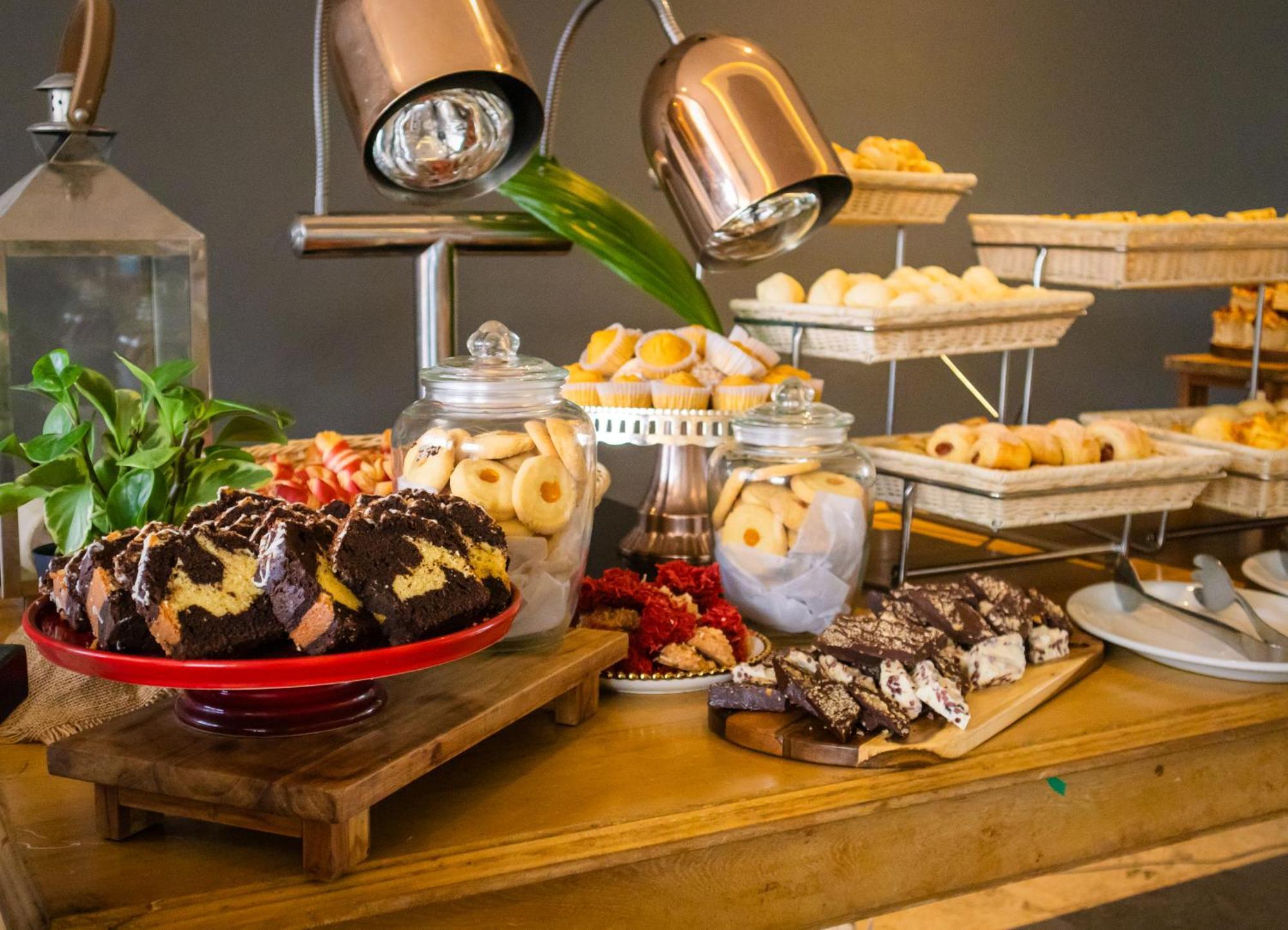 Hotel Caribe By Faranda Grand, A Member Of Radisson Individuals Cartagena Eksteriør billede A dessert buffet