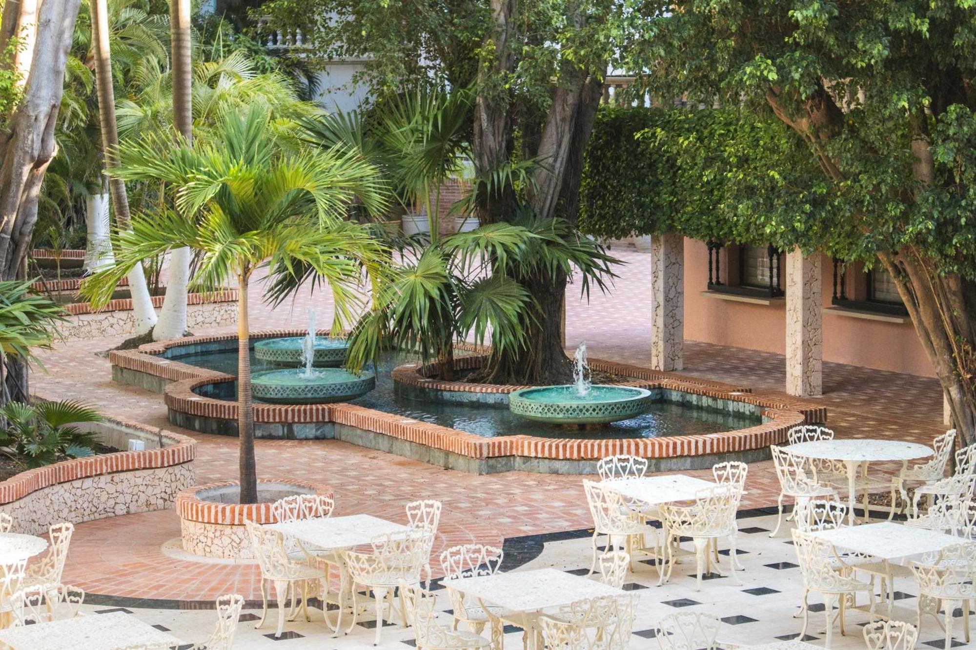 Hotel Caribe By Faranda Grand, A Member Of Radisson Individuals Cartagena Eksteriør billede Fountain at the center of the mall